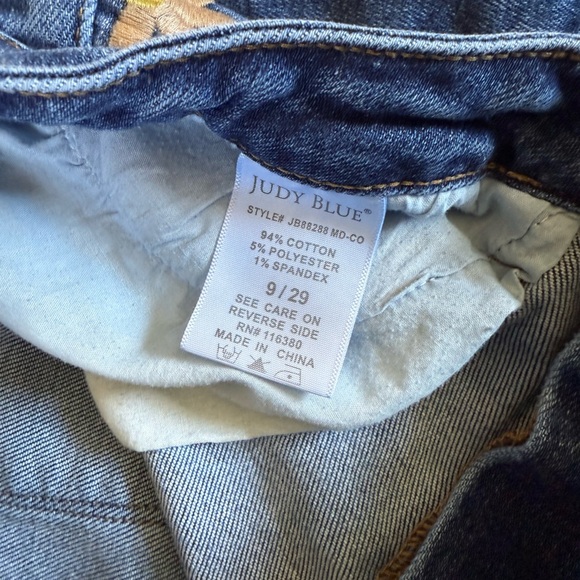Judy Blue Jeans 9/29 Boyfriend Fit Embrodiered Floral Distressed High Rise Denim - Picture 4 of 7